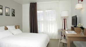 Bureau, chambres insonorisées, fer et planche à repasser