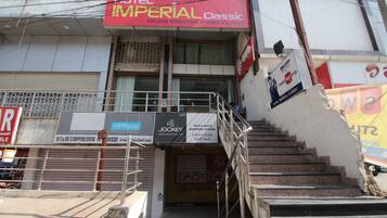 A hotel named "IMPERIAL Classic" with a sign for "Jockey" and "Daisy Dee" nearby.