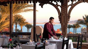 3 restaurants, breakfast, lunch, dinner served; international cuisine