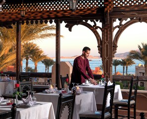 3 restaurants, breakfast, lunch, dinner served; international cuisine 