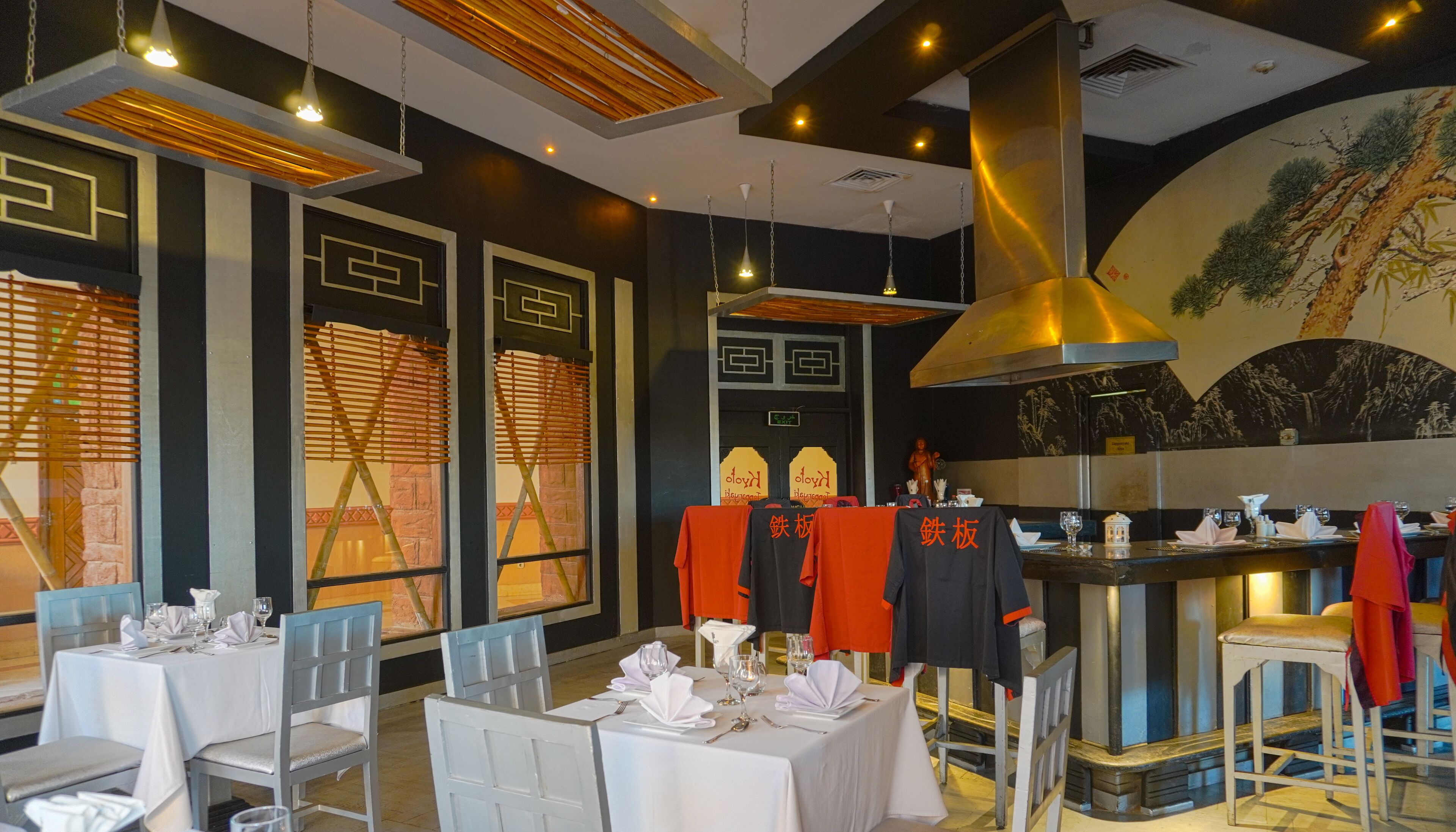 3 restaurants, breakfast, lunch, dinner served; international cuisine