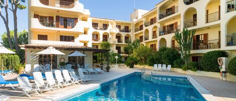 Utendørsbasseng, bassengparasoller og solsenger