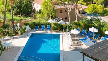 Außenpool, geöffnet von 10:00 Uhr bis 18:00 Uhr, Sonnenschirme