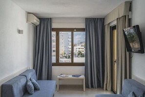 32-inch flat-screen TV with satellite channels, TV - Apartamentos Casa Vida (Calvia)