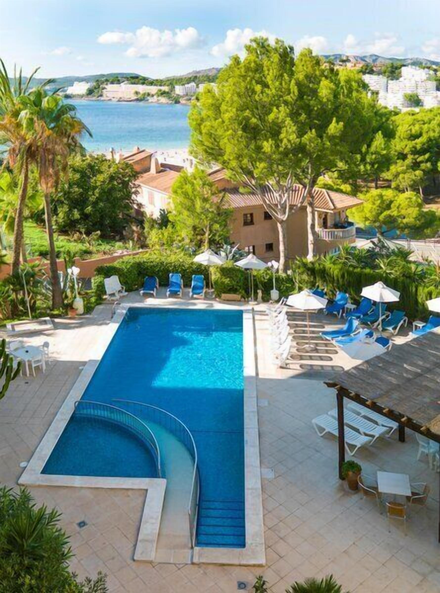 Outdoor pool, open 10:00 AM to 6:00 PM, pool umbrellas, pool loungers