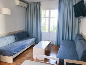 1 sovrum, värdeförvaringsskåp på rummet och skrivbord