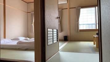 Cubrecamas y caja de seguridad en la habitación