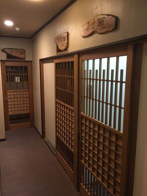 Cobrellits, caixa forta a l'habitació i decoració individual