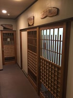 Edredones de plumas, caja fuerte, decoración individual y escritorio