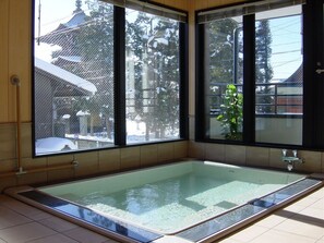 Slippers, towels, soap, shampoo - Minshuku Kuwataniya (Takayama)