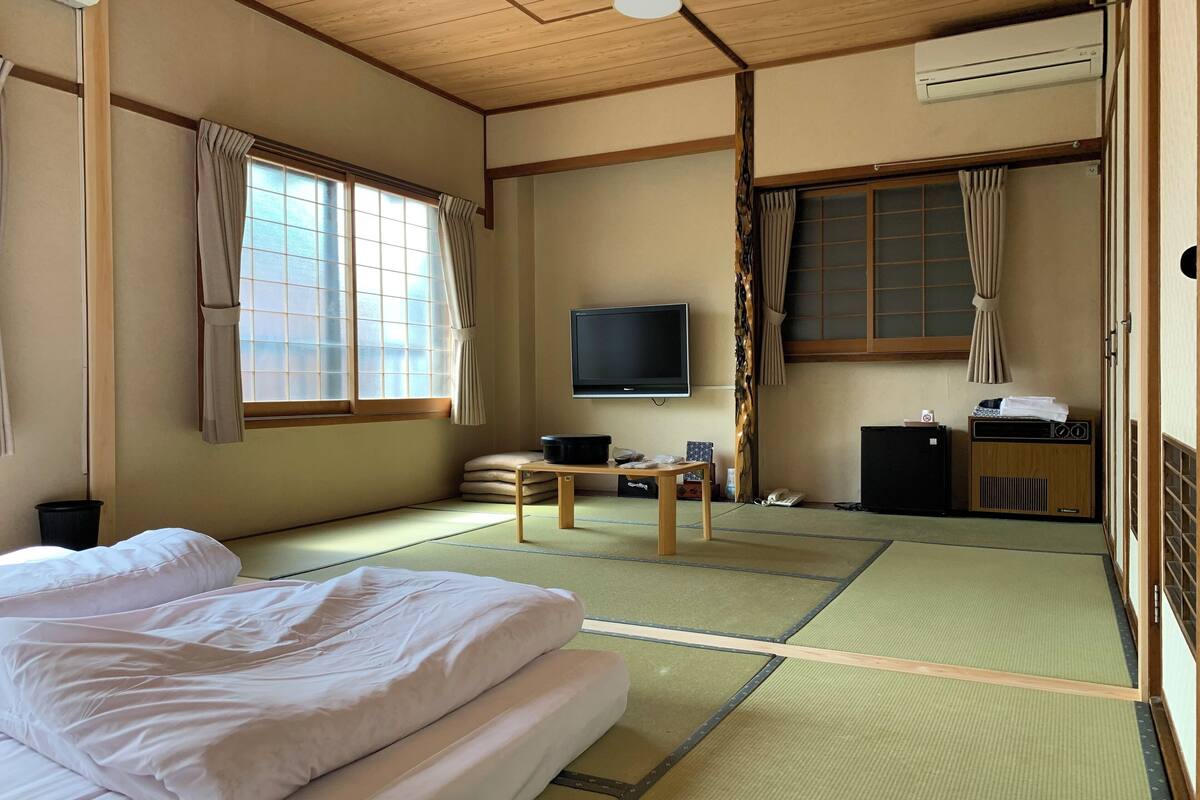 Basic Triple Room | Gebar bulu kapas, peti besi dalam bilik, meja 