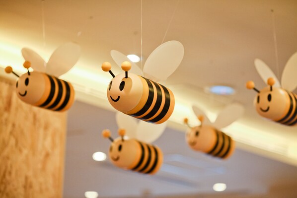 Adornos de abejas colgantes decorativos en una habitación.