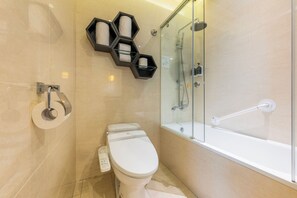 Een haardroger, toiletten met elektronisch bidet, handdoeken, shampoo