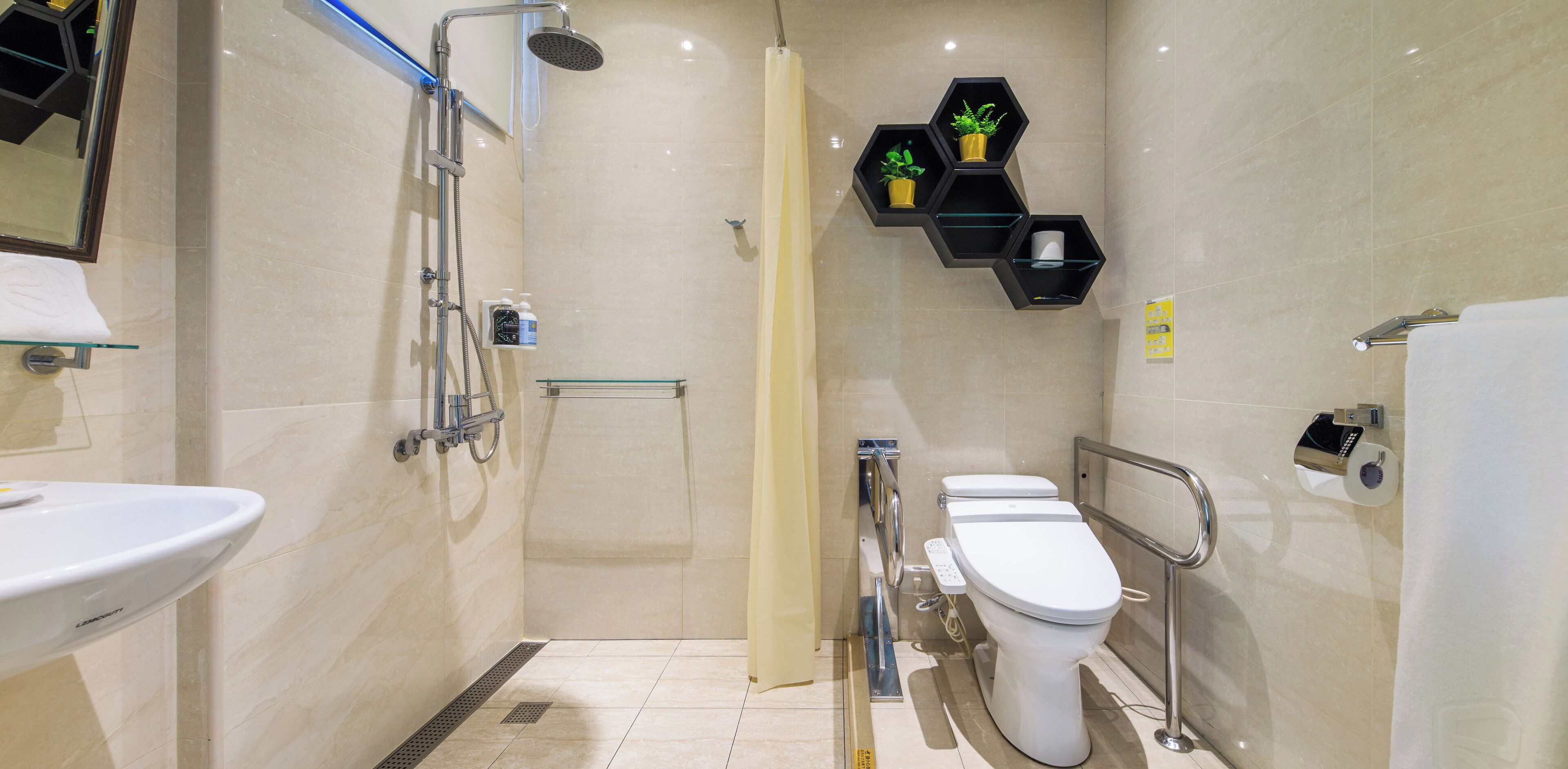 economy double room, 1 double bed | bathroom | hair dryer, electronic bidet, towels, shampoo