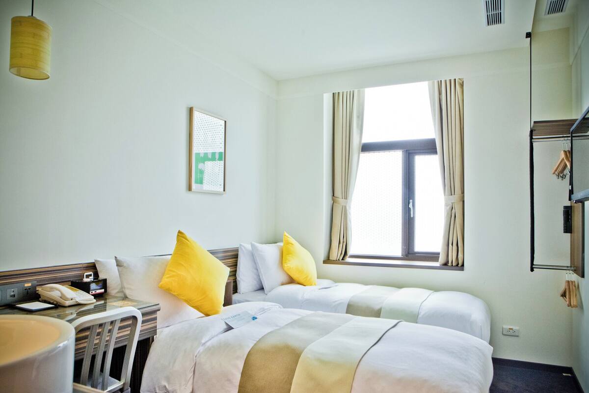 Habitación con 2 camas individuales | Edredón, camas con pillow-top y caja de seguridad en la habitación