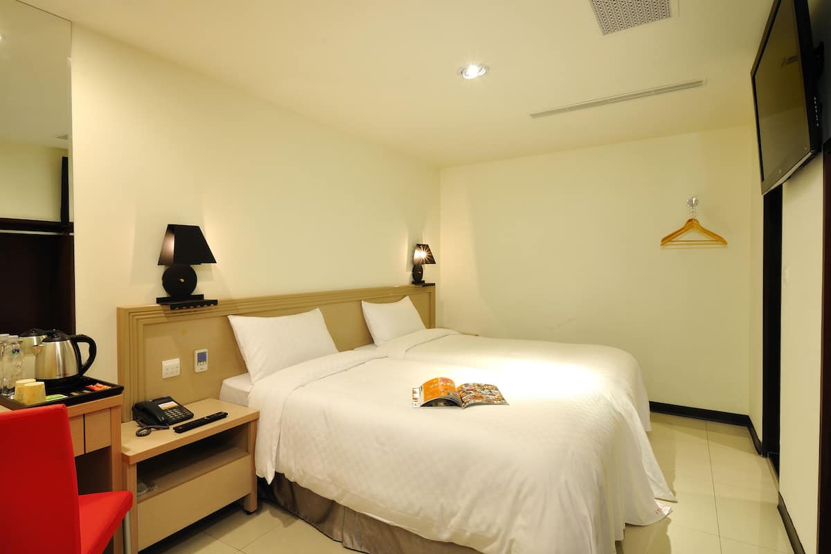 Economy Twin kamer, 2 eenpersoonsbedden | Donzen dekbedden, een bureau, gratis wifi