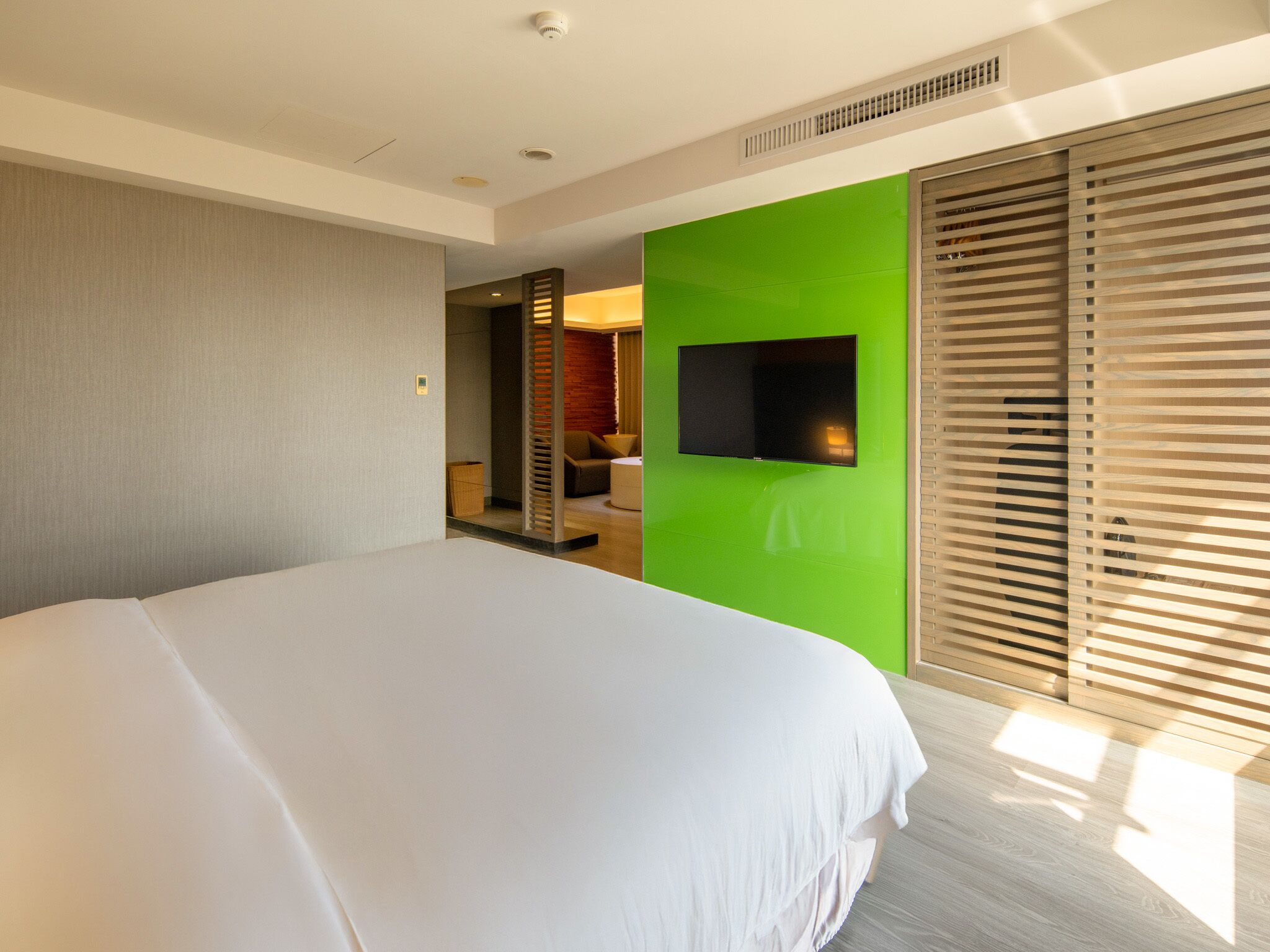 Executive Studio Suite | Down comforters, in-room safe, desk, laptop workspace