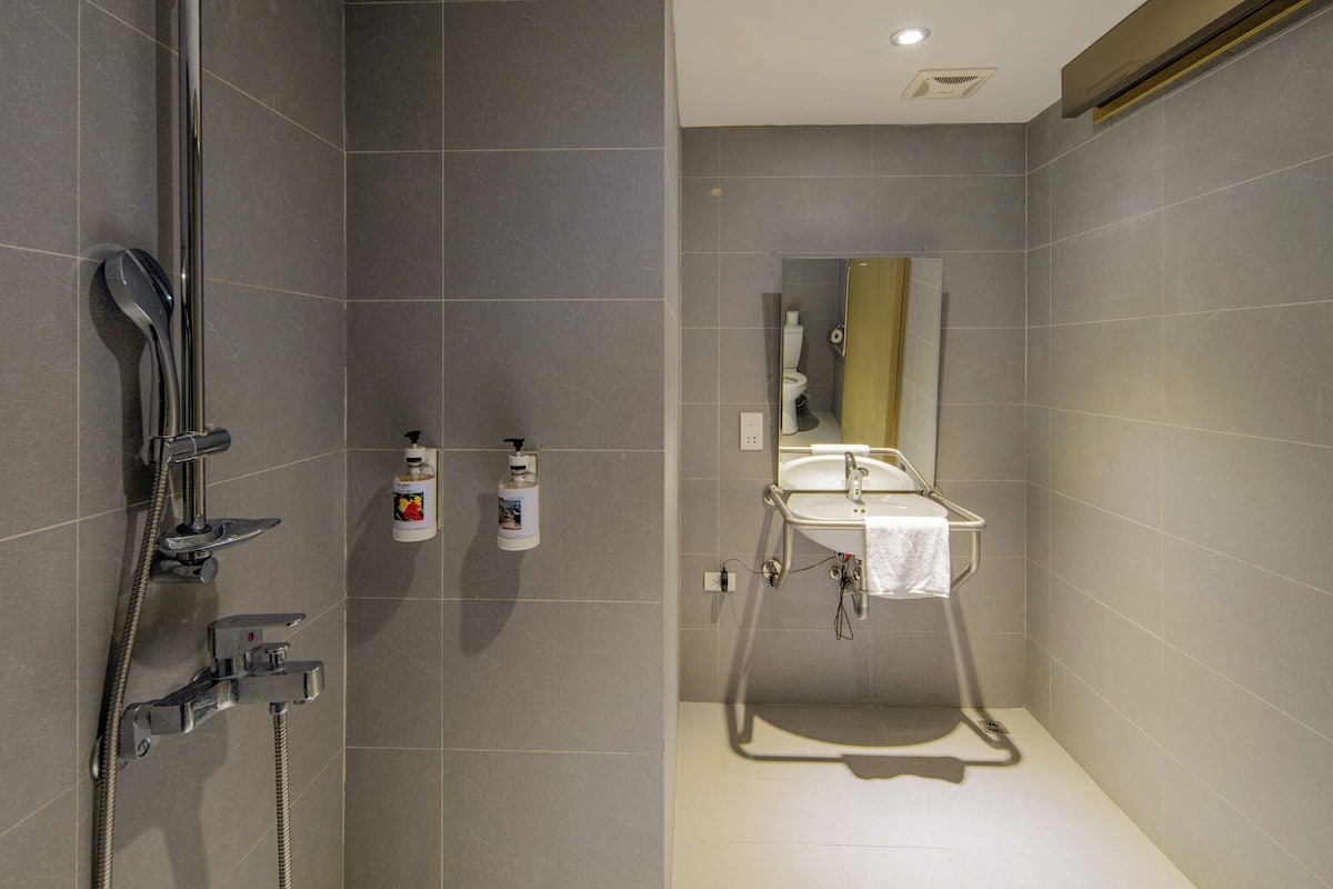 Chambre Double, douche accessible en fauteuil roulant | Salle de bain
