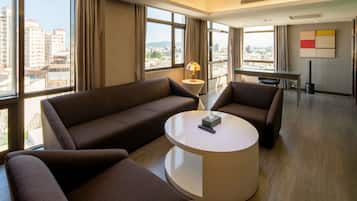 Executive Studio Suite | Living area | 36-inch flat-screen TV with cable channels, TV