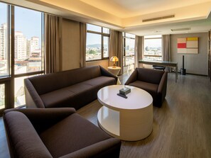 Suíte estúdio executiva | Área de estar | TV de tela plana 36 polegadas com canais a cabo, TV