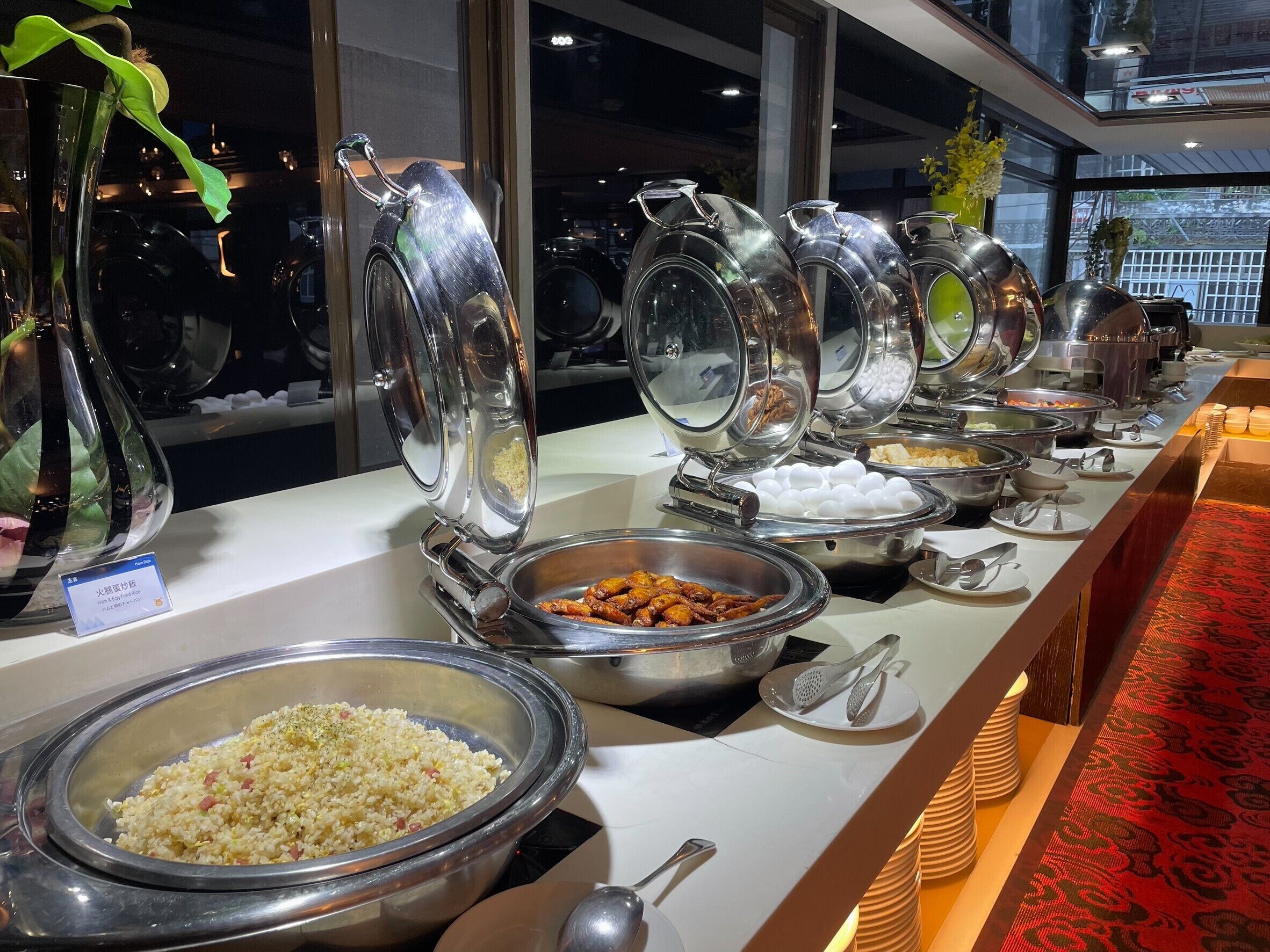 Un buffet proposant une variété de plats et d’ustensiles.