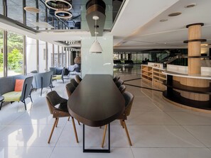 Área de estar no saguão