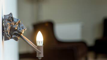 En vægmonteret lampe med dekorativt metaldesign og en moderne pære.