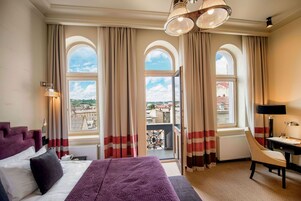 Yastık yüzeyli yatak, minibar, odada kasa, masa 