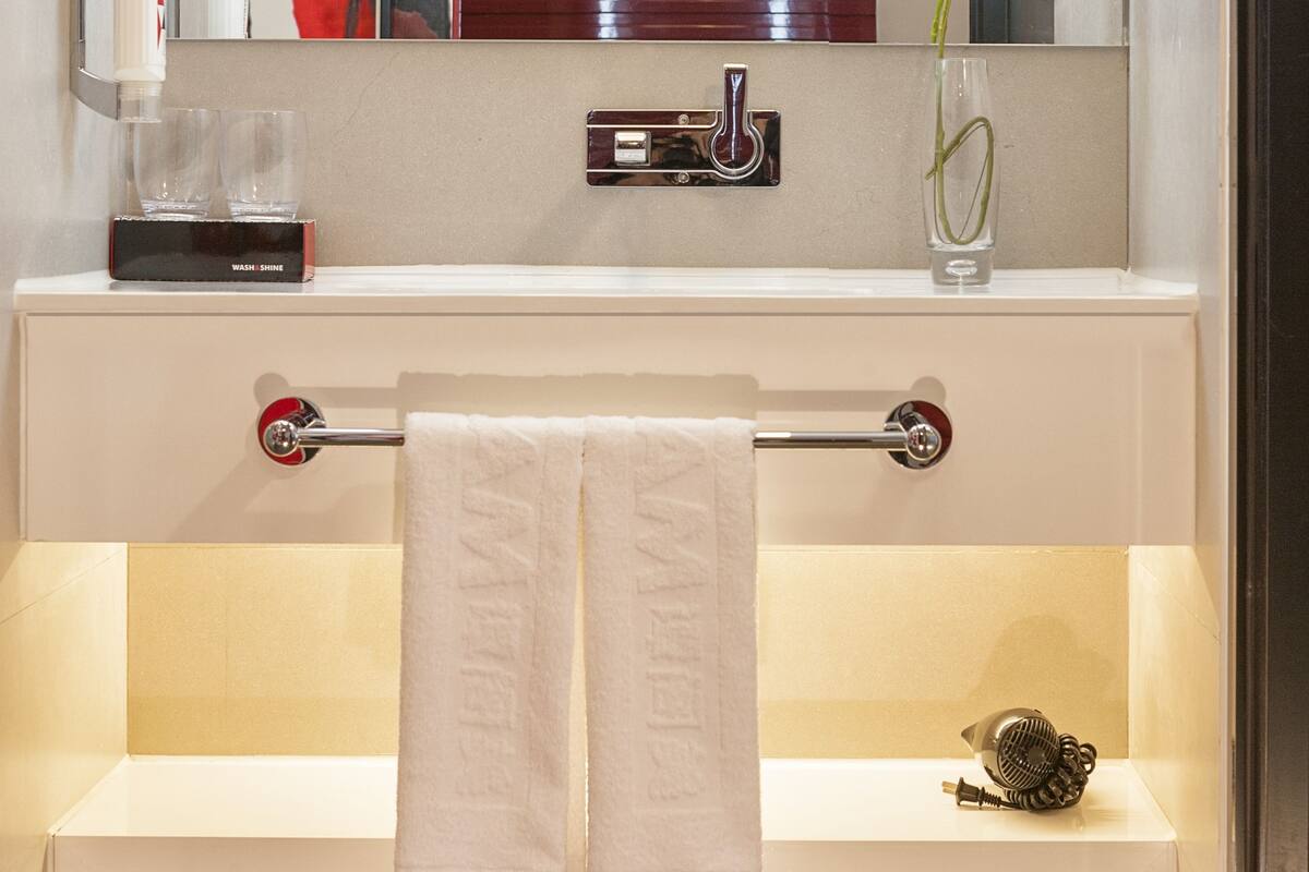 Standaard Twin kamer | Badkamer met wastafel