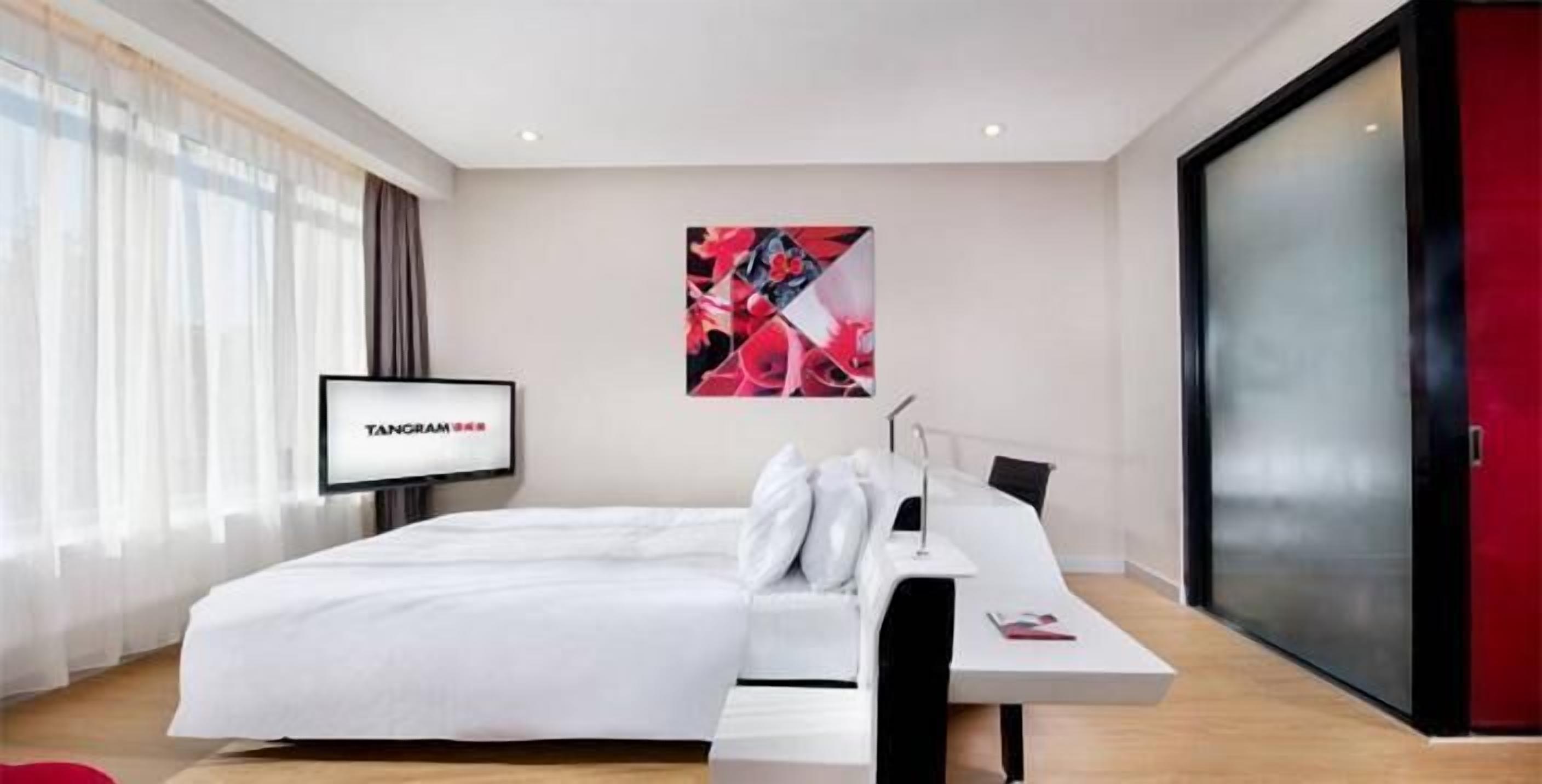 Edredones de plumas, escritorio, tabla de planchar con plancha