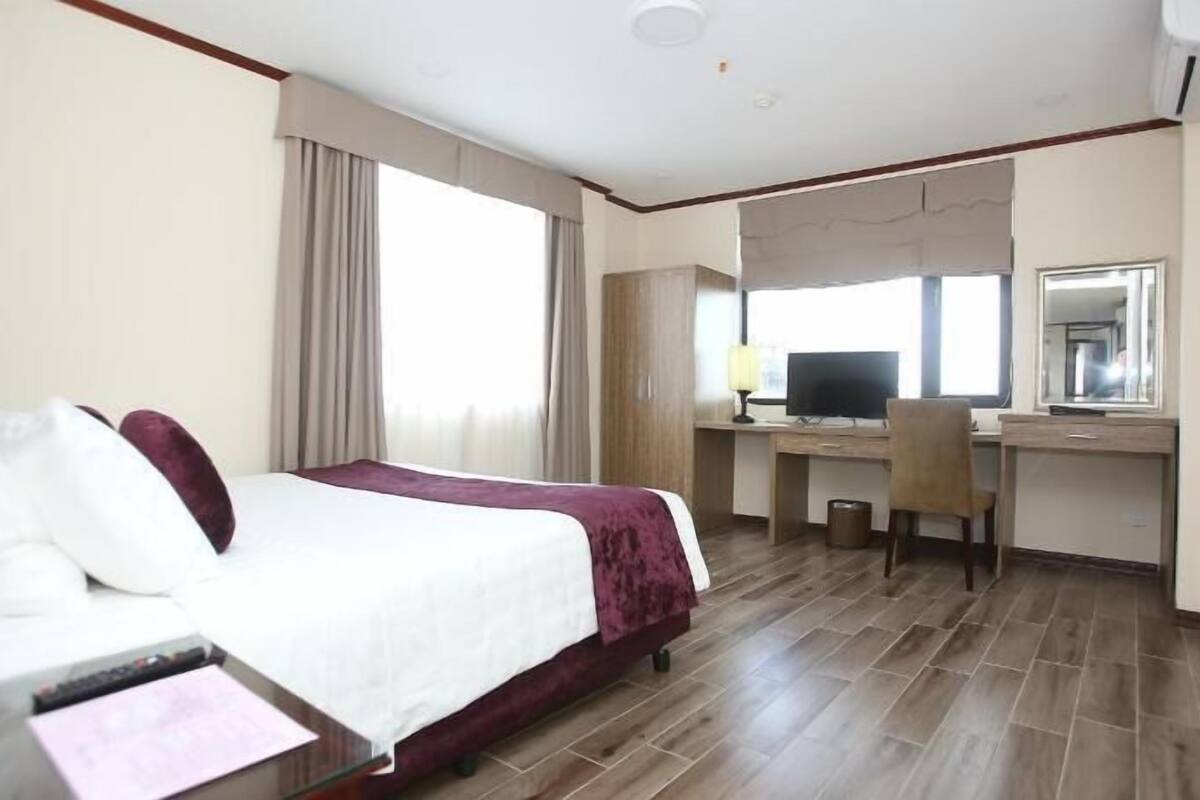 Minibar, caja de seguridad en la habitación y escritorio
