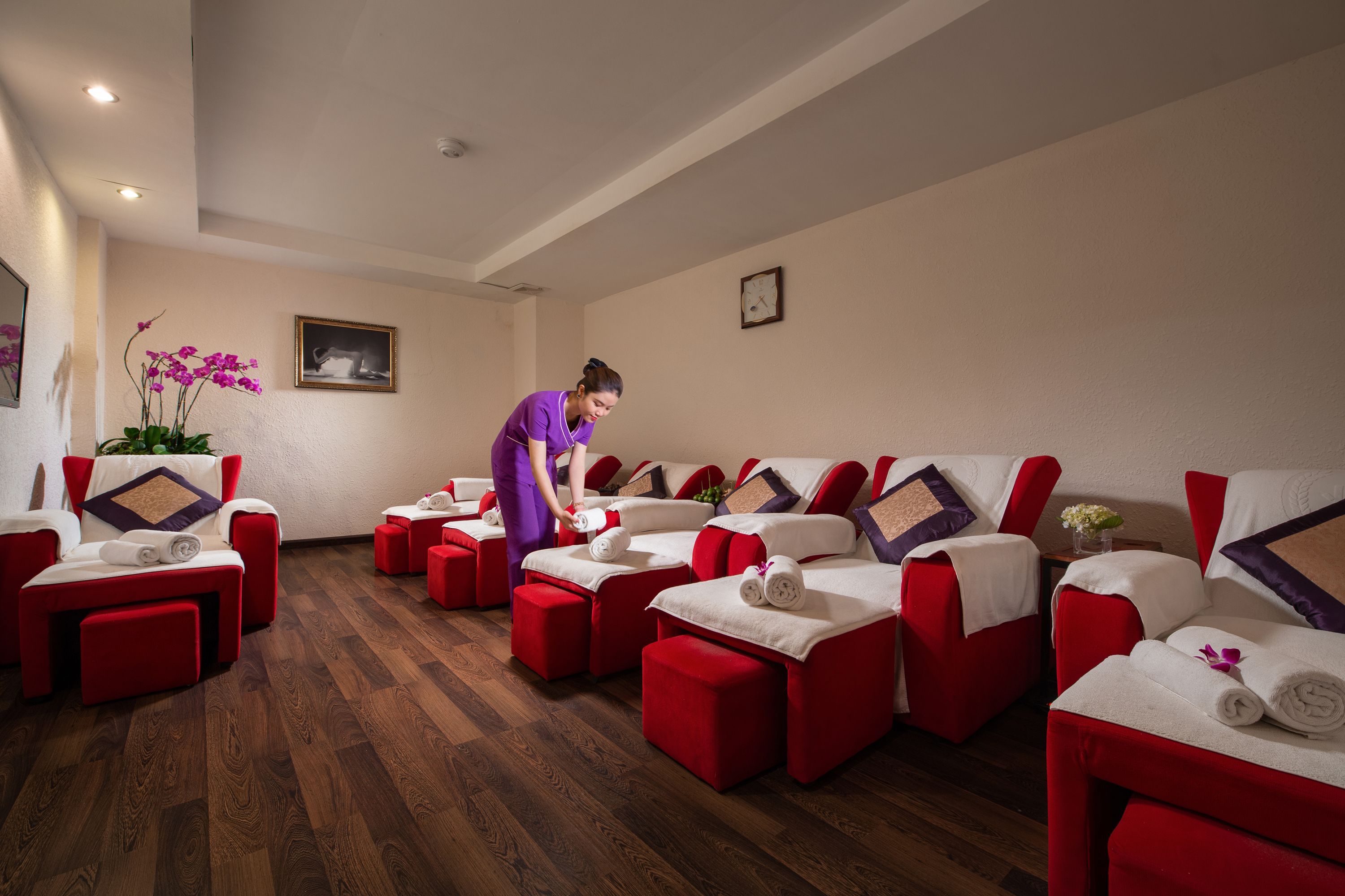 body treatments, hot stone massages, thai massages, body wraps