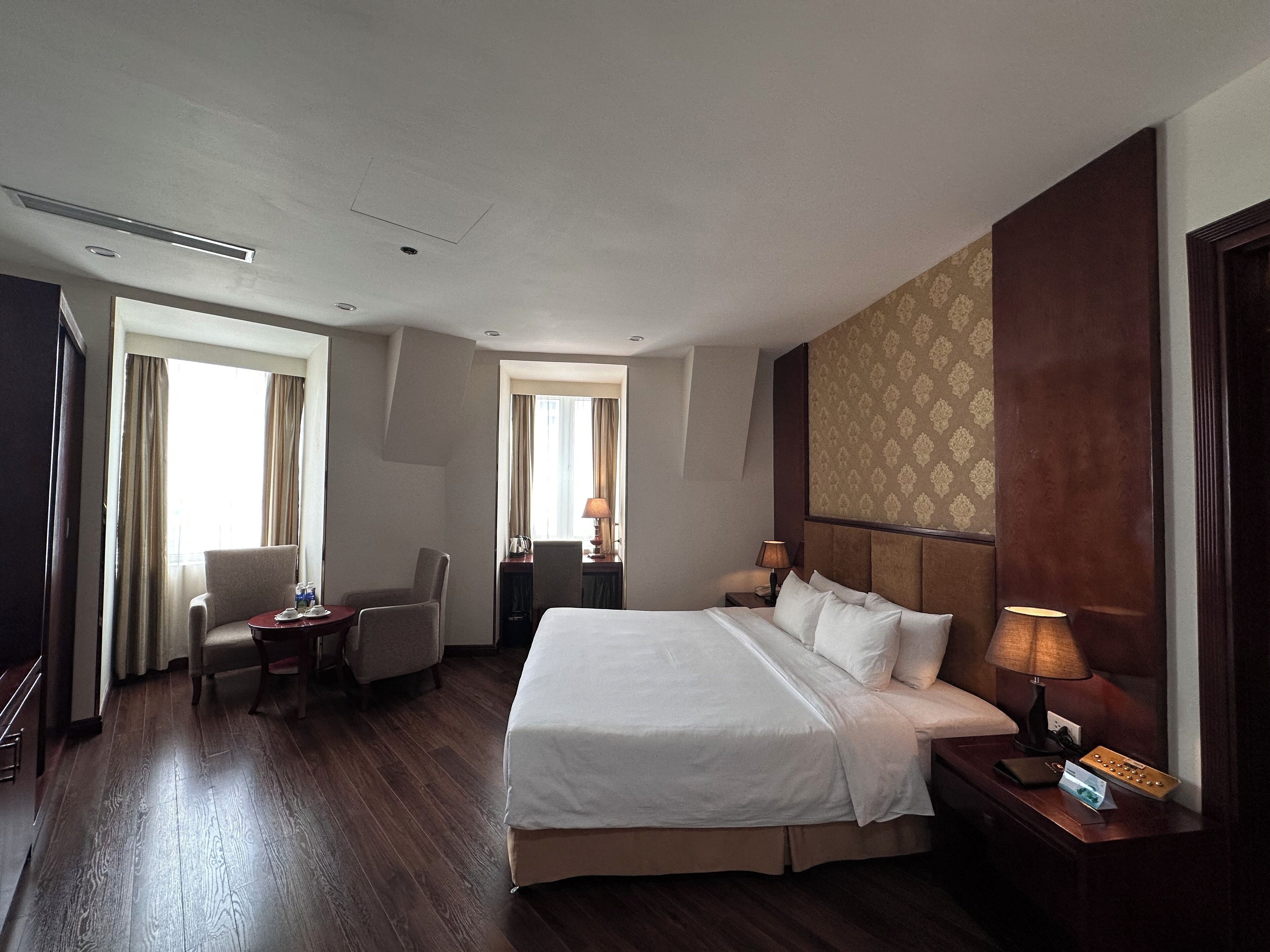 Phòng đôi Deluxe | Minibar, két bảo mật tại phòng, bàn, màn/rèm cản sáng 