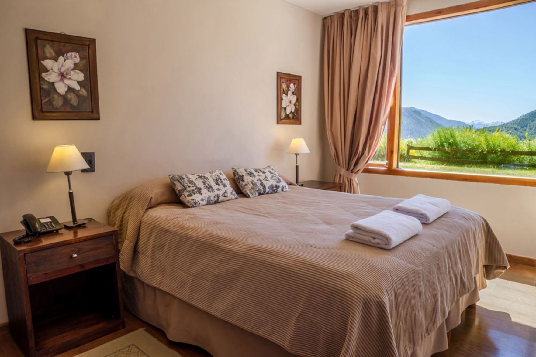 Cofres nos quartos, cortinas blackout, roupa de cama