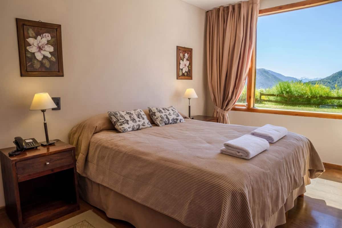 Cofres nos quartos, cortinas blackout, roupa de cama