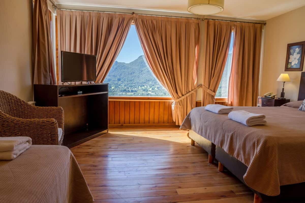 Cofres nos quartos, cortinas blackout, roupa de cama