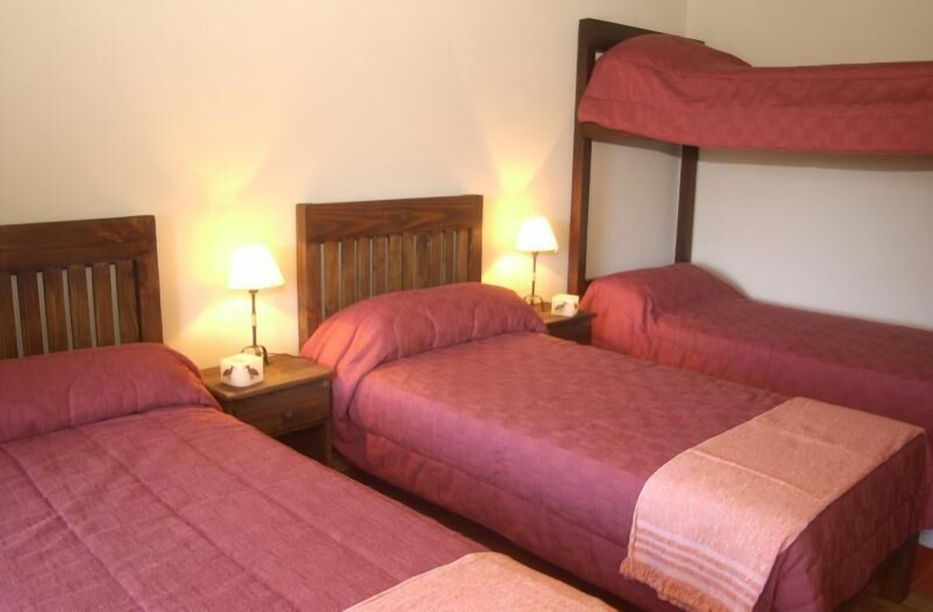 Cofres nos quartos, cortinas blackout, roupa de cama