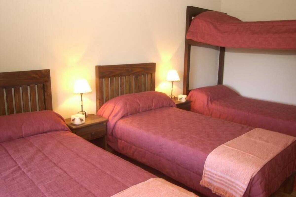 Cofres nos quartos, cortinas blackout, roupa de cama