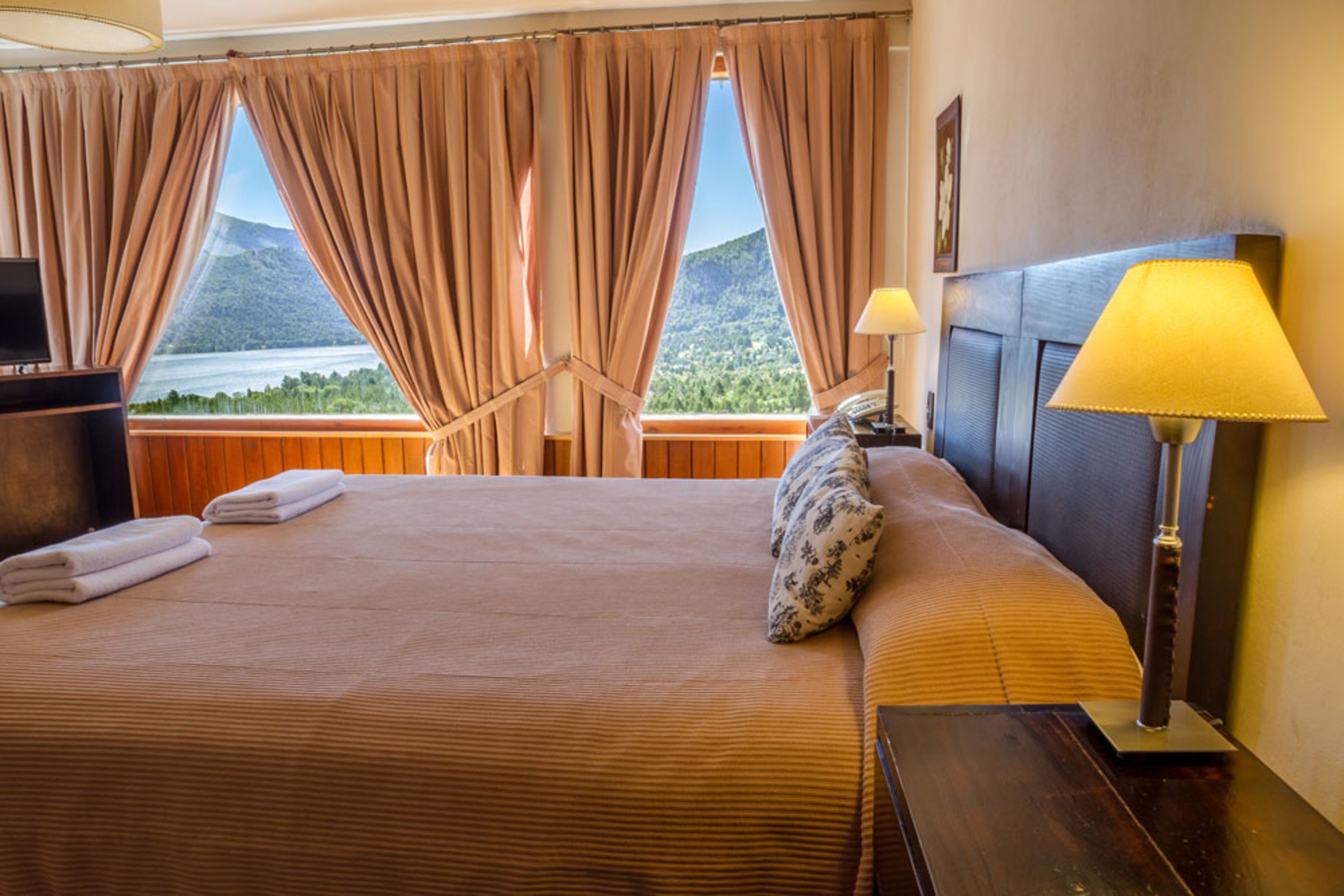 superior room, lake view | in-room safe, blackout curtains, bed sheets