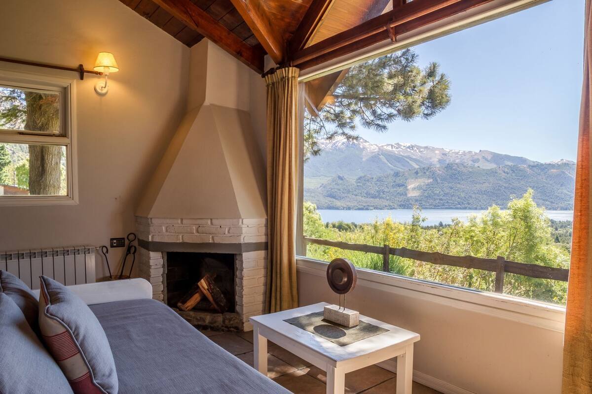 Cofres nos quartos, cortinas blackout, roupa de cama