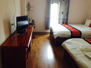 Minibar, caja de seguridad en la habitación y escritorio 