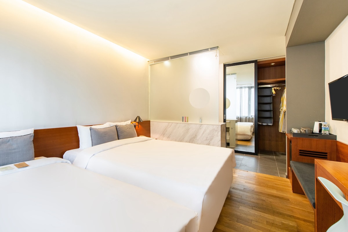 Family Twin Room | Premium bedding, in-room safe, blackout curtains, iron/ironing board