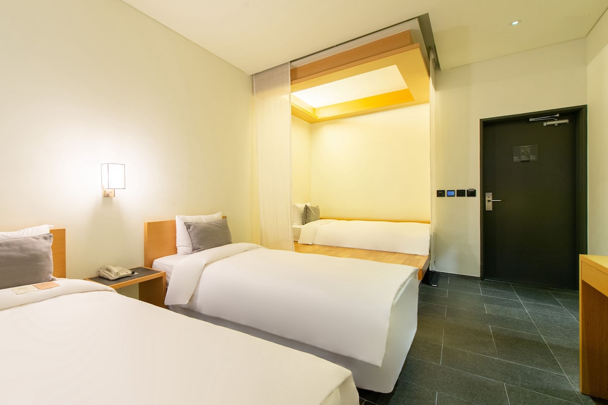 Deluxe Triple Room | Premium bedding, in-room safe, blackout curtains, iron/ironing board