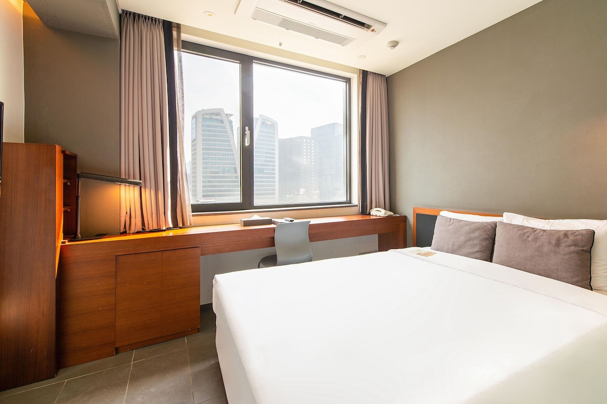 Premium bedding, in-room safe, blackout curtains, iron/ironing board