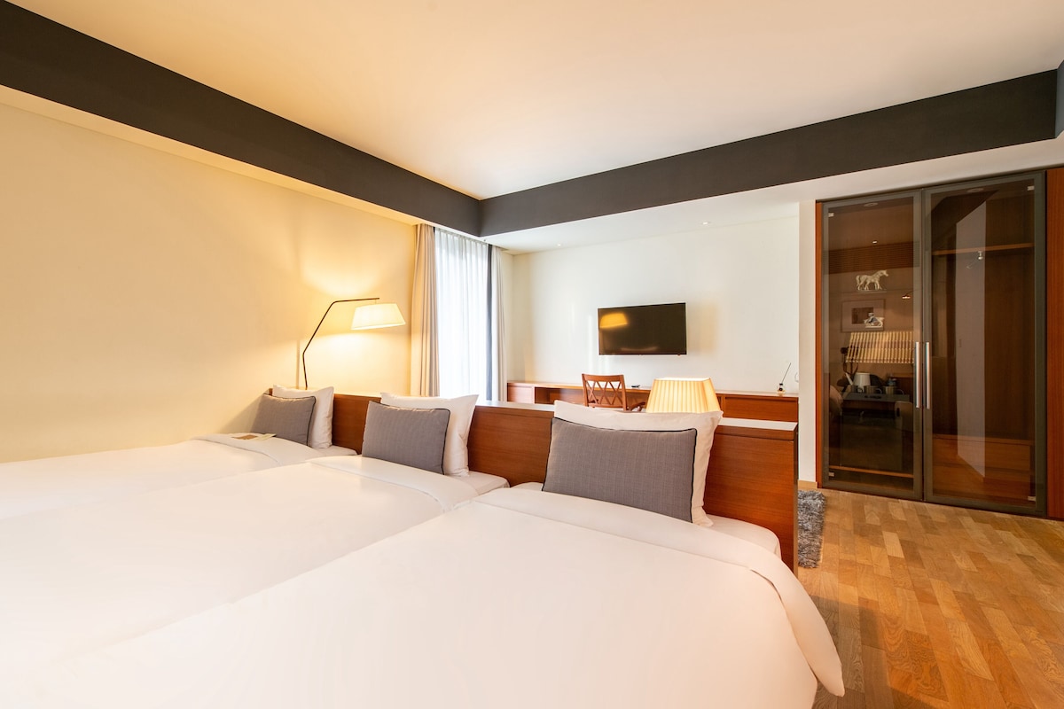 Traditional Suite | Premium bedding, in-room safe, blackout curtains, iron/ironing board