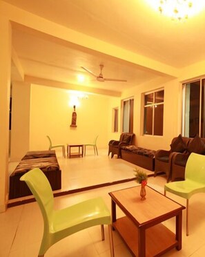 Lobby lounge - Hotel Karnavati (Abu Road)