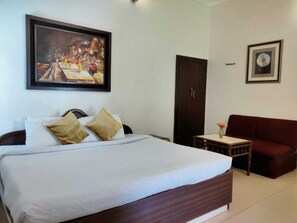 In-room safe, rollaway beds, free WiFi, bed sheets - Hotel Karnavati (Abu Road)