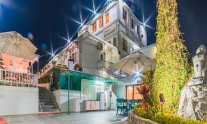 Front of property – evening/night - Hotel Karnavati (Abu Road)