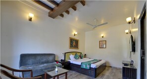 In-room safe, free WiFi, bed sheets, wheelchair access - Hotel Karnavati (Abu Road)