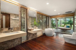 Deep-soaking bathtub, free toiletries, hair dryer, bathrobes - Flamingo Dai Lai Resort - Managed by Flamingo Hotels & Resorts (Phuc Yen)